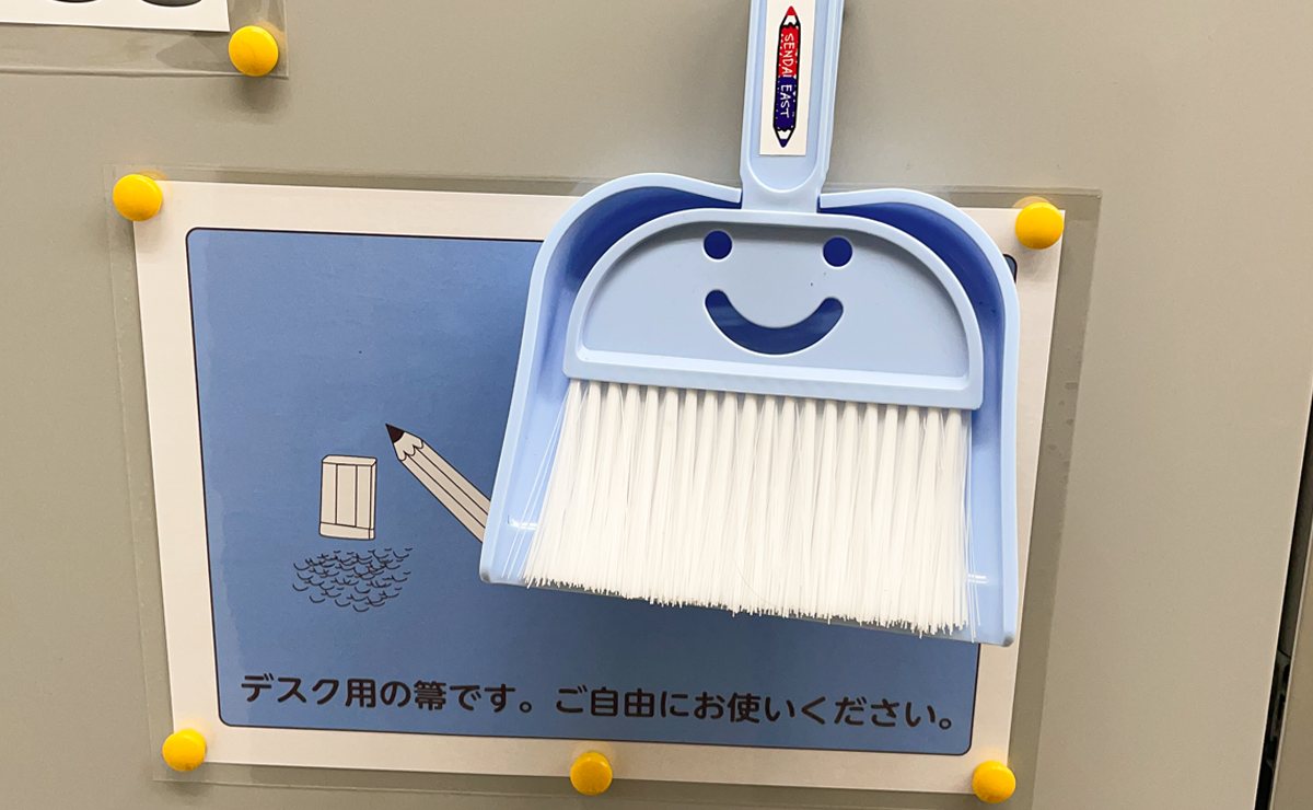 デスク掃除用のちりとりを設置